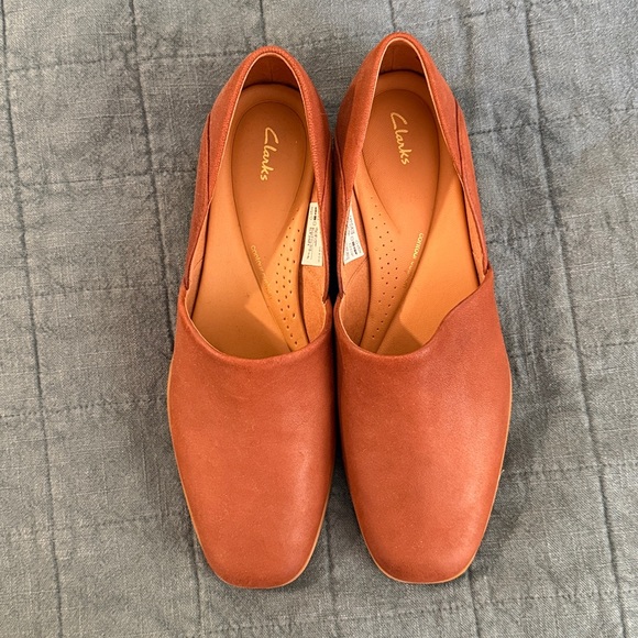 Clarks Women's Tan Loafers - Picture 2 of 8